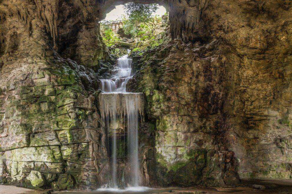 Parc des Buttes Chaumont waterfalls