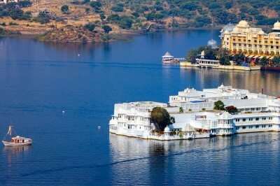 A view of the beautiful hotels in Lake Pichola in Udaipur