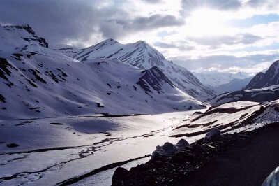 Snow in Manali is the top place to visit in india 