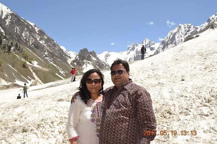 rakesh and his wife enjoy their time in sonmarg
