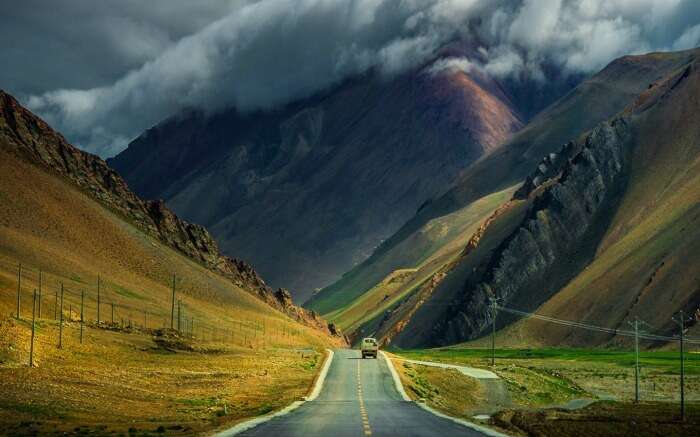 A vehicle on the road leading to Dras in Kargil