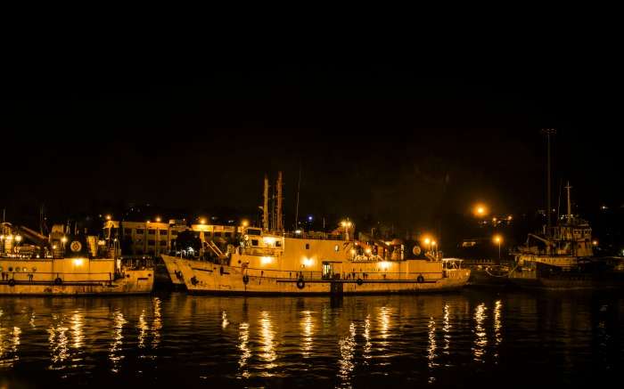 Visão noturna de navios ancorado em um porto em um Cais de Andaman 