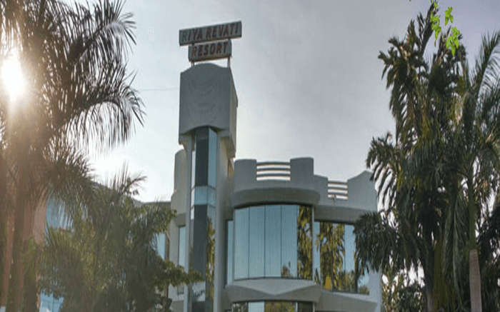 An exterior view of Riya Revati Resort in Vadodara ss