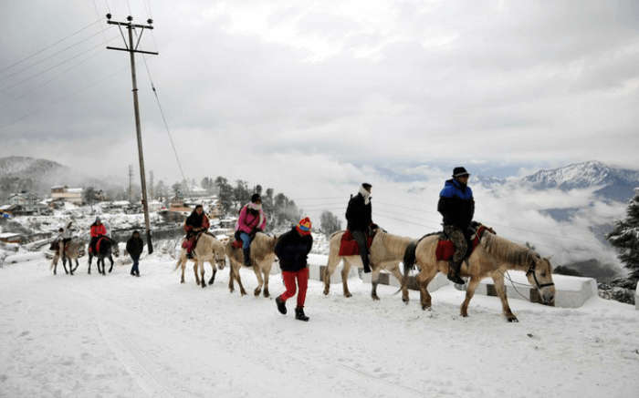 People on their way to Kufri, one of the nearby places to visit in Shimla in December