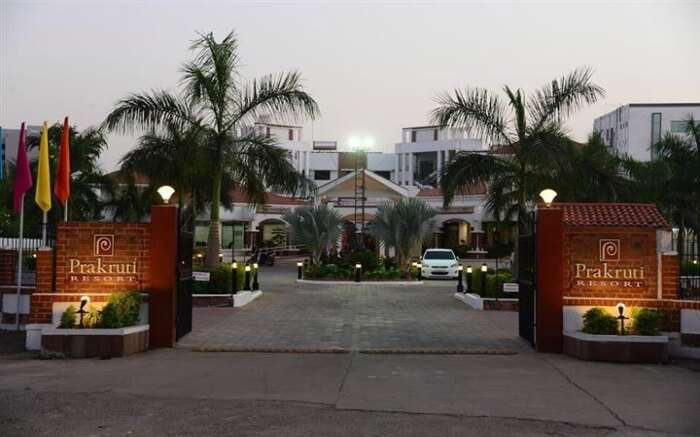 The grand entrance of Prakruti Resort in Vadodara ss