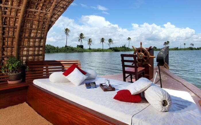Enjoy the watery world of Alleppey at Luxury Houseboat, Kerala
