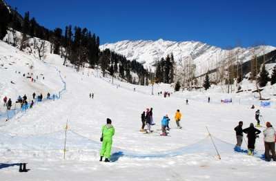 Manali is one of the top places to visit near Delhi for snowfall this winter