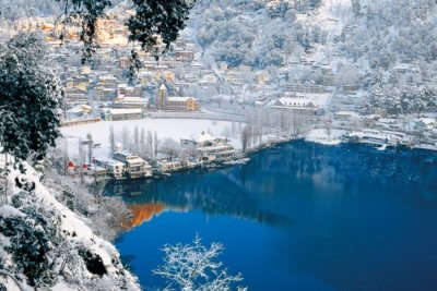 Nainital is one of the scenic places to visit near Delhi for snowfall this winter