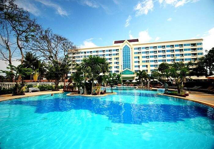 Swimmin pool at Jomtien Garden Hotel Pattaya