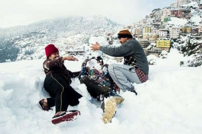 family enjoying snowfall in shimla