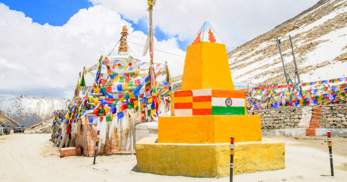 yellow stone on Changla pass