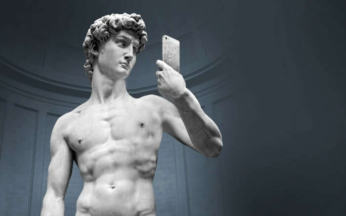 Statue of Michelangelo taking a selfie in the Selfie Museum