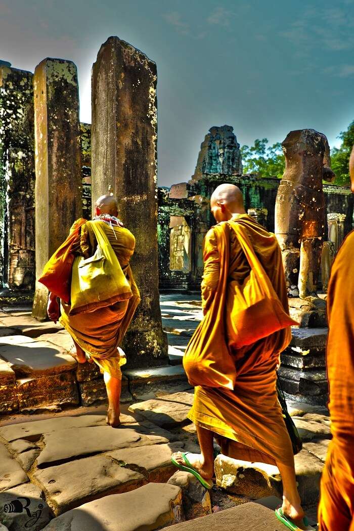 angkor wat monks 