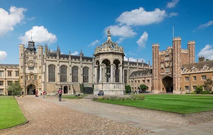 Tour around the world’s best Trinity College in Dublin