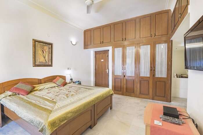 stay at Girisadan Homestay jaipur
