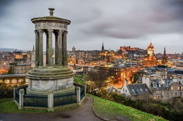 thousands of tourists visit edinburgh