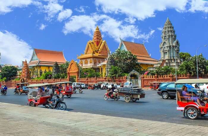 phnom penh castle city road street, one of the wonderful places to visit in Southeast Asia