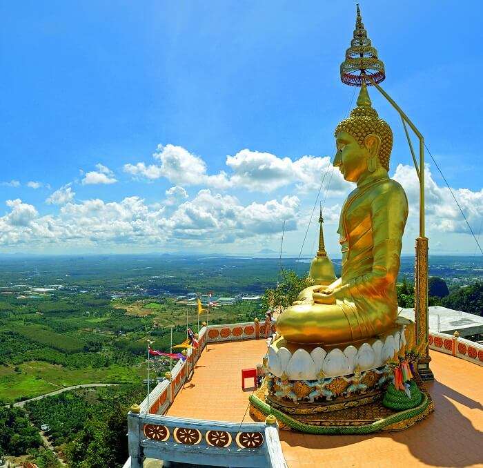 Une vue de la statue de Bouddha dans le temple de Tiger Cave