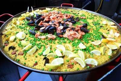 eat paella in market