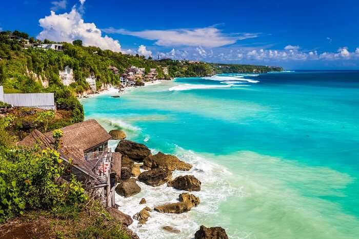 Pemandangan menakjubkan dari pantai berpasir putih di Nusa Dua, Bali, dengan air laut yang jernih dan tenang