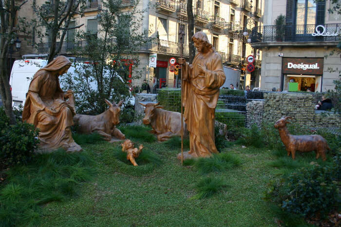 Observe the El Pessebre de Nadal at Placa Sant Jaume