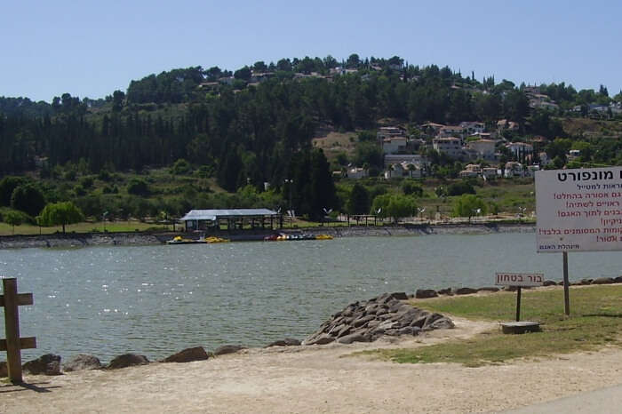 Agam-Montfort-Lake