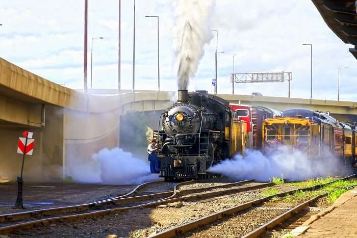 Best Fall Foliage Train Rides cover img