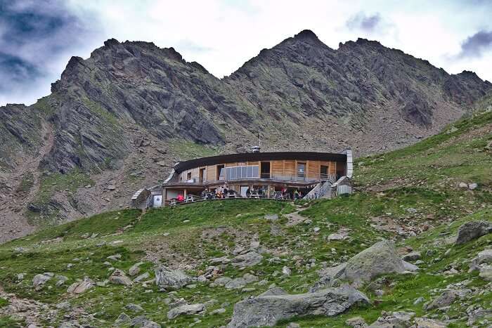 Das Refuge du Nid D'Aigle mit dem Bergkamm «Les Rognes» im Hin