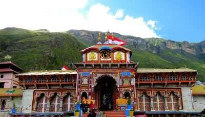 A blissful view of Badrinath Temple, one of the best places to visit in Uttarakhand in summer