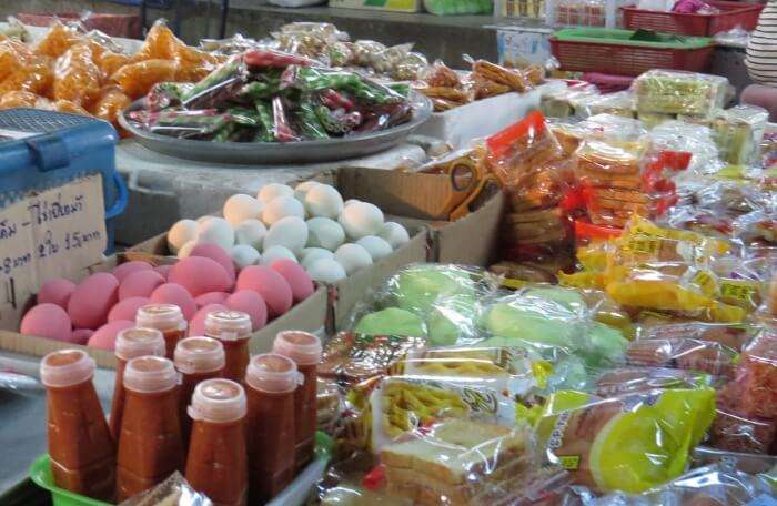 Pratu Chai Market
