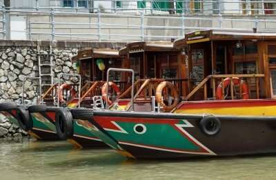 Singapore River Color Boats River Water is one of the scenic places to visit in Singapore for honeymoon
