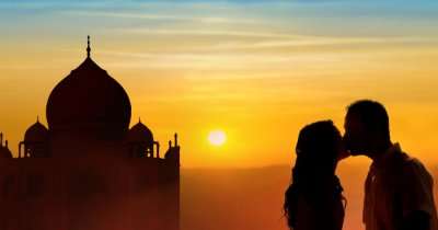 a couple in front of taj mahal