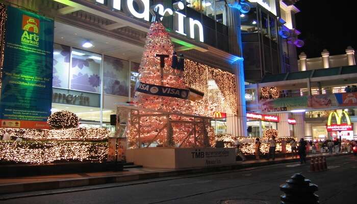 Pick up souvenirs and local handicrafts at Majeedhee Magu