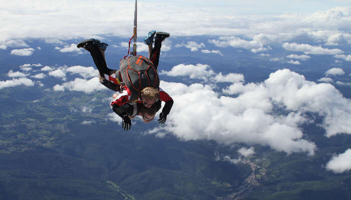 Skydiving is the adventurous things to do in Switzerland 