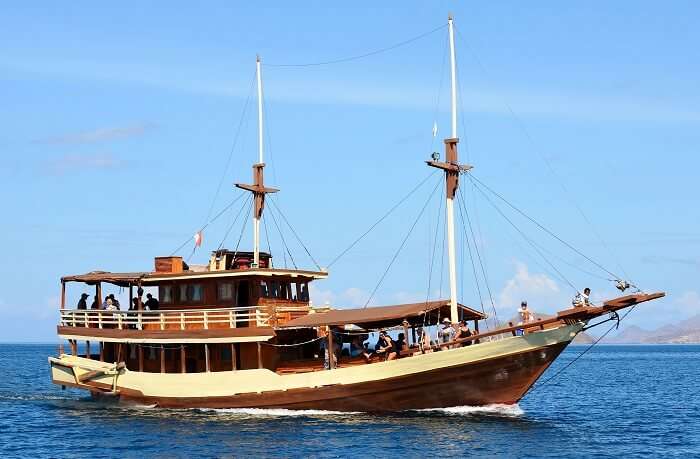 boat trip in komodo park