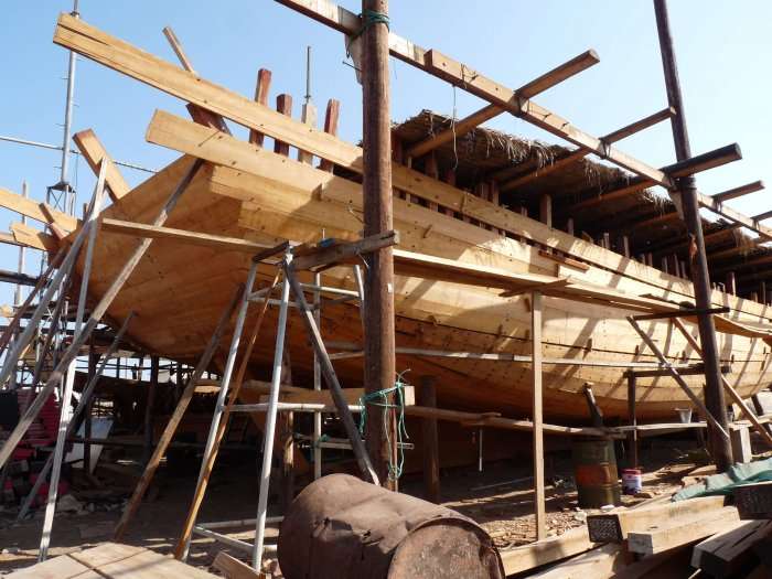 8679 > </div>Billedkilde <p> det er et af de vigtigste bådbygningscentre i Arabien, stedet definerer håndværkernes arbejde, der involverede århundreder gamle teknikker til at bygge traditionelle arabiske skibe. Når de var bygget, ville disse træskibe sejle over regionen, til den Persiske Golf, Det Arabiske Hav, Østafrikas kyst og over til Indien og Kina til handelsformål. De blev også brugt til at bære slaver.</p> <p style=
