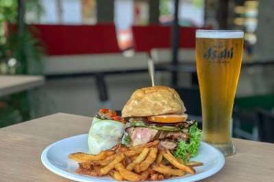 delicious burger and beer in birdie restro