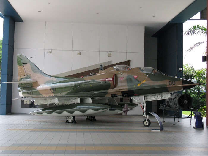 a fighter jet place at the airforce museum singapore