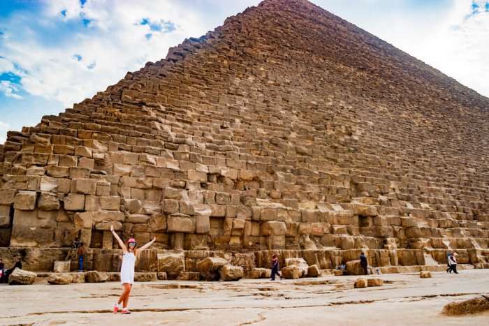 girl traveler in front of giza pyramid