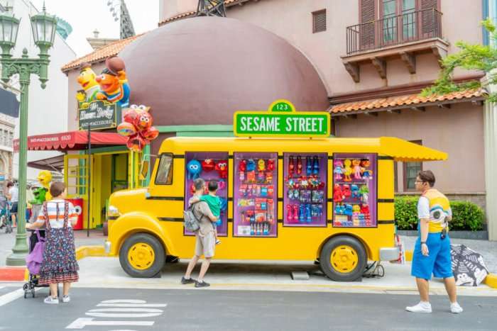 kids and parents in singapore universal studios