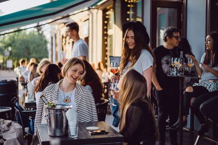 friends in a cafe