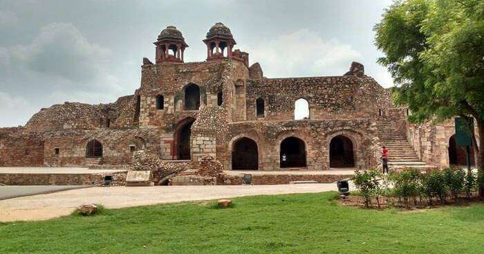 Purana Qila and Delhi zoo walking tour
