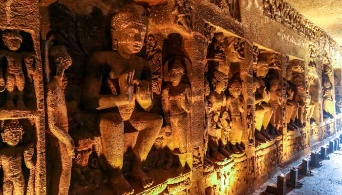 भारत के पर्यटक स्थल में से एक अजंता एवं एलोरा की गुफाऐं उत्कृष्ट वास्तुकला और कलाकृति के लिए प्रसिद्ध है