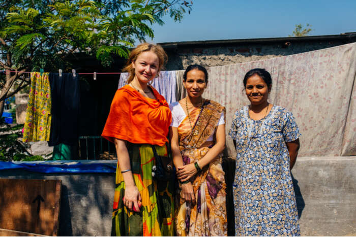 tourist posing with dharavi slum residents