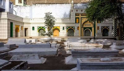 Visit an Islamic monument in Delhi, one of the best tourist places in Delhi