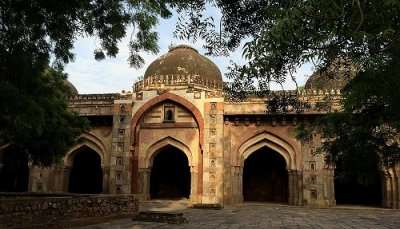 Moth Ki Masjid is an mughal architecture in Delhi, one of the perfect tourist places in Delhi 