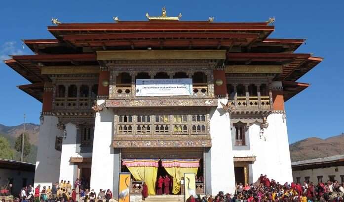 it is located on a hill ridge overlooking the vast and beautiful Phobjikha Valley