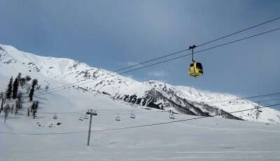 A spectacular view of Gondola ride Gulmarg, one of the best places to visit in Kashmir