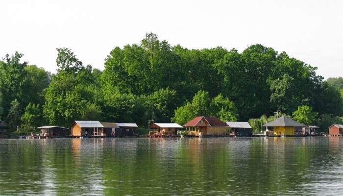 houseboat