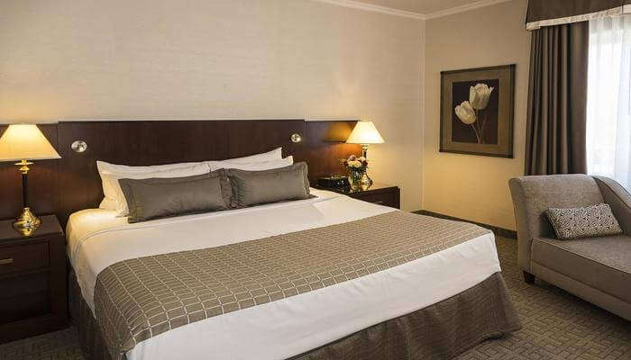 Lord Elgin Hotel room